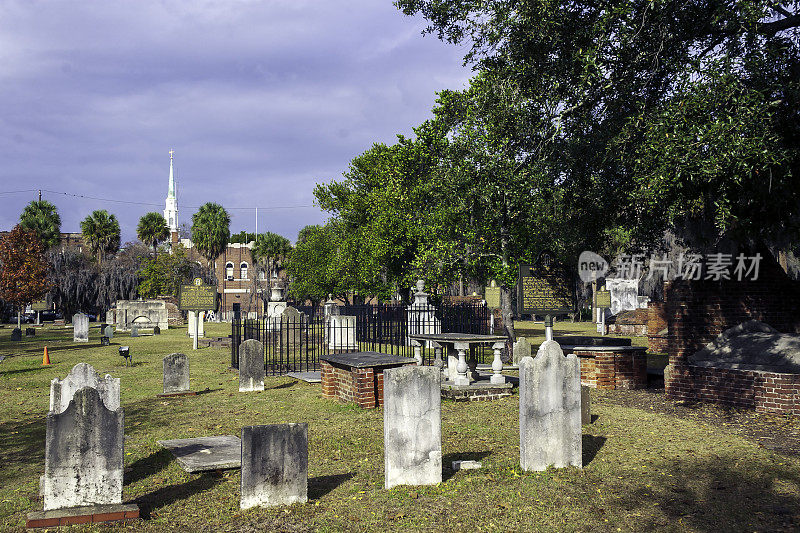 萨凡纳历史悠久的殖民公园公墓是乔治亚州首任州长阿奇博尔德·布洛克(Archibald Bulloch)和许多其他历史人物的墓地。